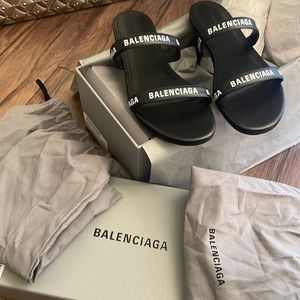 BALENCIAGA ROUND FLAT SANDAL IN BLACK